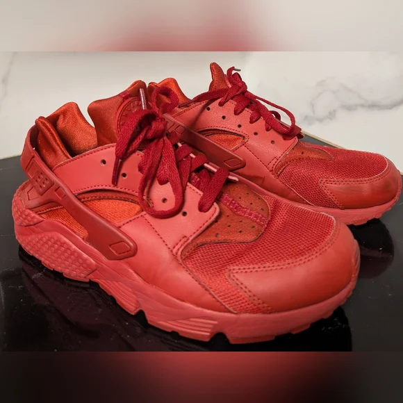 Nike Women's Air Huarache Run Sneakers Triple Red Sneakers Size 10 MSRP $120 - Picture 4 of 9